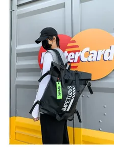 Detail van een zwarte streetwear rugzak met rolsluiting en verstelbare gespbanden
