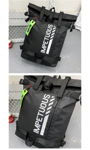 Detail van waterdichte nylon rugzak met witte belettering en neon groen decoratief label