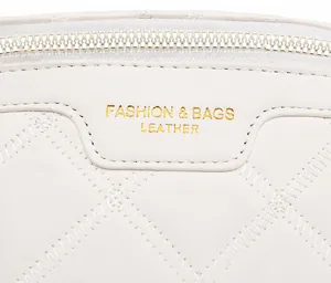 Detailansicht der weißen gesteppten Leder-Gürteltasche mit goldenem Logo-Schriftzug