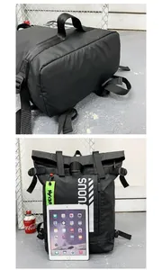 Detail van de waterdichte rolltop rugzak met gespen en groene sleutelhanger hanger