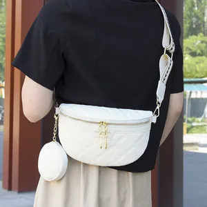 Gesteppte weiße Crossbody-Gürteltasche mit Goldzippern und gemustertem Webriemen