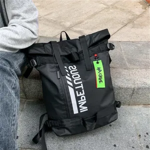 Zwarte roll-top rugzak voor heren met witte belettering en een neon groen label