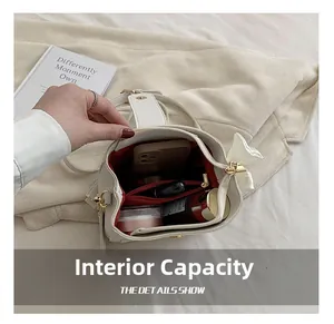 Vue de dessus de l'intérieur rouge spacieux d'un sac seau blanc avec un nœud