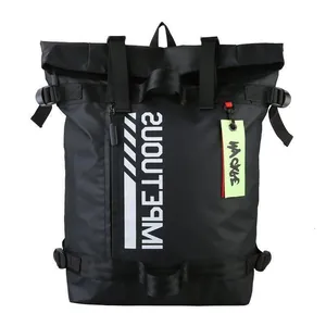 Minimalistische zwarte roll-top outdoor rugzak met streetstyle belettering en gesp-sluitingen