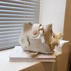 Sac Seau en Cuir PU pour Femme Couleur Contrastée Sac à Bandoulière Avec Pendentif Fleur Foulard en Soie Mini Sac à Main