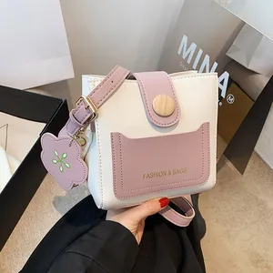 Sac à bandoulière carré minimaliste en crème et violet avec un charm de pétale