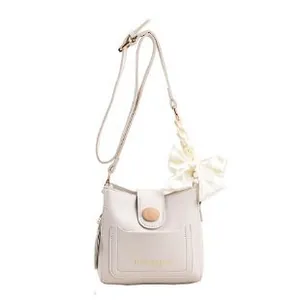 Sac seau minimaliste beige avec boucle ronde et accessoire décoratif en écharpe de soie