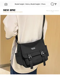 Sac bandoulière unisexe noir avec rabat et sangle réglable porté par un mannequin
