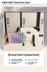 Sac bandoulière en toile blanche comparant la taille avec iPad et magazine A4