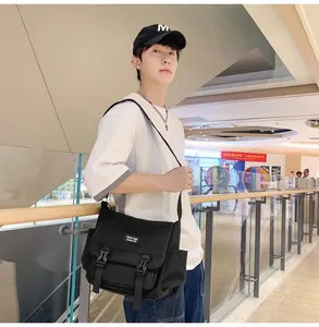 Vue latérale du sac messager en nylon noir avec boucles porté par un mannequin