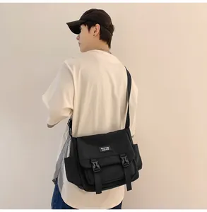 Détail du sac messager utilitaire noir avec sangle réglable et fermeture à boucle