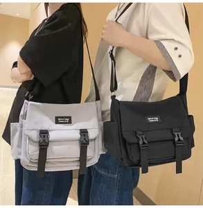 Vue double de sacs bandoulière en nylon gris et noir avec boucles durables et poches latérales