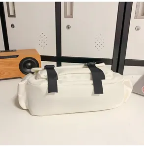 Détail d'un sac messager utilitaire blanc avec sangles et boucles noires verticales