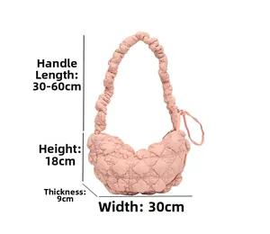 Guía de tallas de bolso rosa acolchado con medidas de 30 cm de ancho y 18 cm alto
