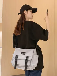 Sacoche bandoulière gris clair unisexe avec boucles tactiques et grand compartiment en nylon