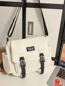 Sac à bandoulière blanc en nylon fonctionnel avec sangle réglable et boucle noire