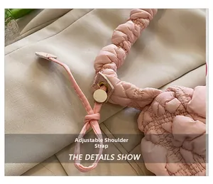 Detalle del bolso acolchado rosa con una correa ajustable para el hombro con cordón