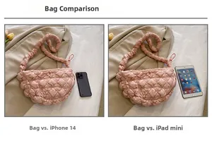Bolso acolchado rosa comparación de tamaño con iPhone 14 y iPad mini portátil