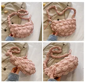 Vistas detalladas de un bolso rosa acolchado con textura de burbujas en nailon suave