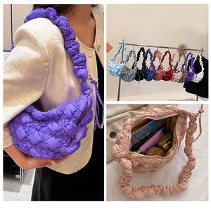 Detalle del bolso de nube que muestra la capacidad interna y los varios colores disponibles