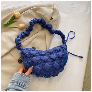 Detalle del bolso nube azul real con textura acolchada y correa de hombro con pliegues