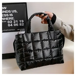Dettaglio borsa trapuntata nera in nylon lucido impermeabile con design a quadri soffici