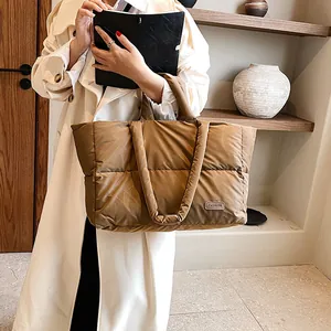 Gros plan du sac cabas matelassé marron avec patch décoratif FASHION élégant