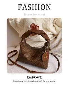 Détail du sac à main en cuir marron foncé tressé à la main avec étiquette de mode