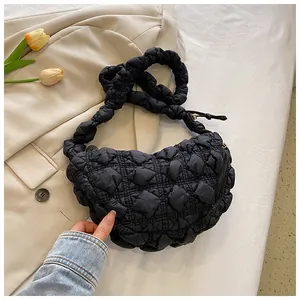 Detalle del bolso nube negro con textura de burbujas acolchadas y correa de hombro plisada