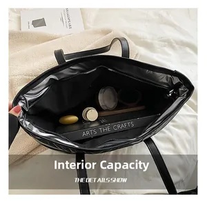 Capacité interne du grand sac cabas matelassé contenant des livres et objets
