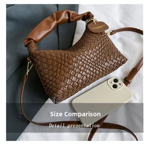 Détail d'un sac à main tissé marron foncé avec poignée froncée et étiquette en cuir
