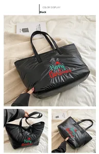 Détail du sac cabas matelassé noir avec broderie Merry Christmas et bonnet rouge