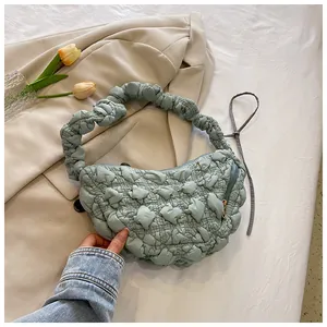 Detalle del bolso nube plisado azul claro con textura fruncida y asa suave