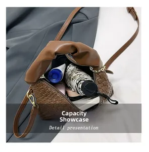 Aperçu de la capacité du sac cabas tressé marron foncé montrant le rangement intérieur