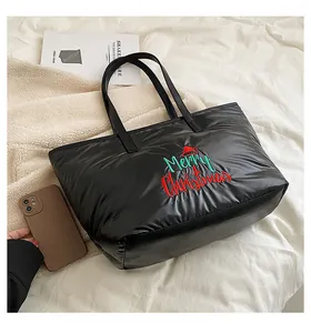 Vue détaillée du sac cabas matelassé noir avec broderie festive Merry Christmas