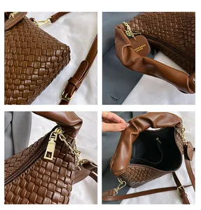 Détails du sac en cuir tressé marron avec finitions dorées et doublure intérieure