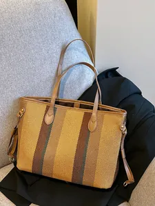 Chique gestreepte geweven shopper met bruine lederen handvaten voor stijlvol woon-werkverkeer