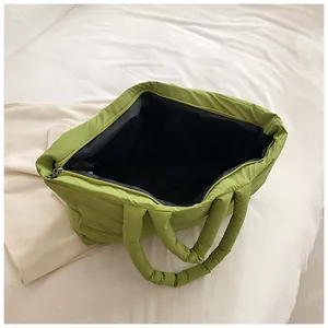 Détail de l'intérieur spacieux du sac fourre-tout matelassé avec poignée rembourrée