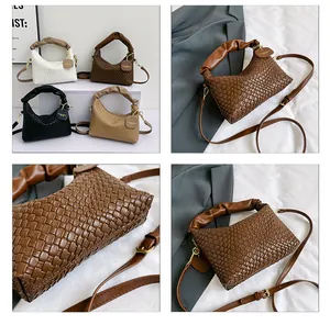 Vue détaillée de la texture du cuir tressé sur des sacs en blanc marron noir et kaki
