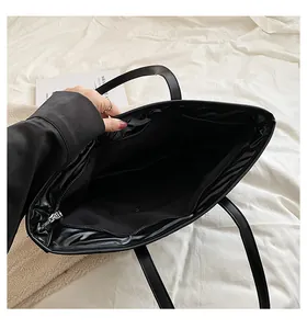 Compartiment spacieux de cabas noir avec poche zippée et doublure en textile de qualité