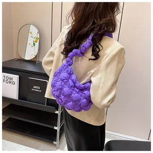 Detalle del bolso nube acolchado morado con correa de hombro con nudo texturizado