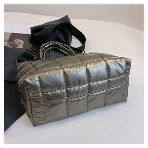 Dettaglio della borsa imbottita trapuntata bronzo metallizzato con tracolla larga