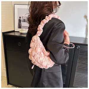 Detalle del bolso nube rosa con suave textura acolchada y correa de hombro fruncida chic
