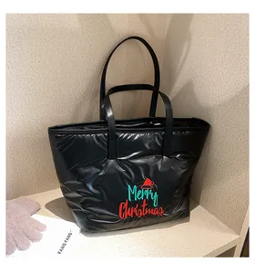 Vue détaillée du sac cabas matelassé noir avec broderie Merry Christmas et surpiqûres