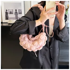 Detalle del bolso de hombro nube rosa con textura acolchada de burbujas y cremallera
