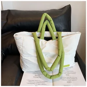 Détail du sac cabas matelassé blanc cassé avec des poignées rembourrées vert vif