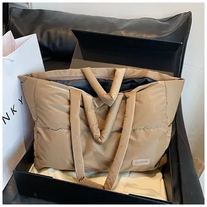Gros plan du sac cabas matelassé kaki avec étiquette de mode dans une boîte cadeau