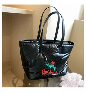Détail du grand sac cabas noir brillant avec broderie Merry Christmas et anses longues