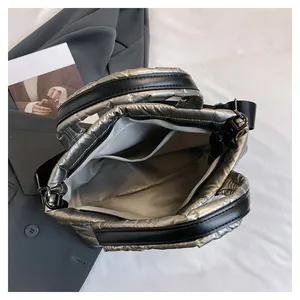 Vista interna della borsa trapuntata argento con tracolla larga e ampio scomparto principale