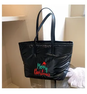 Détail du sac cabas matelassé noir avec broderie Merry Christmas et bandoulières en cuir